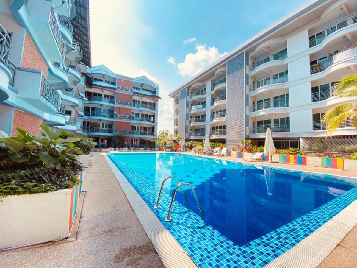 Perdana Serviced Apartment & Resorts Padang Mat Sirat Exterior foto